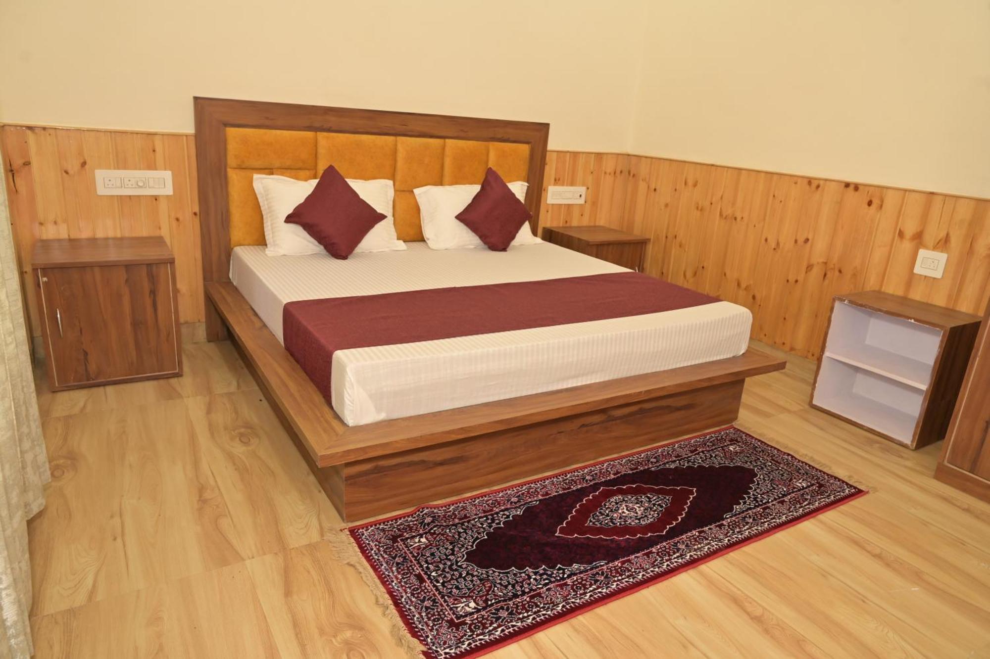 Hotel Royal Galaxy Tirthan Banjār Екстериор снимка