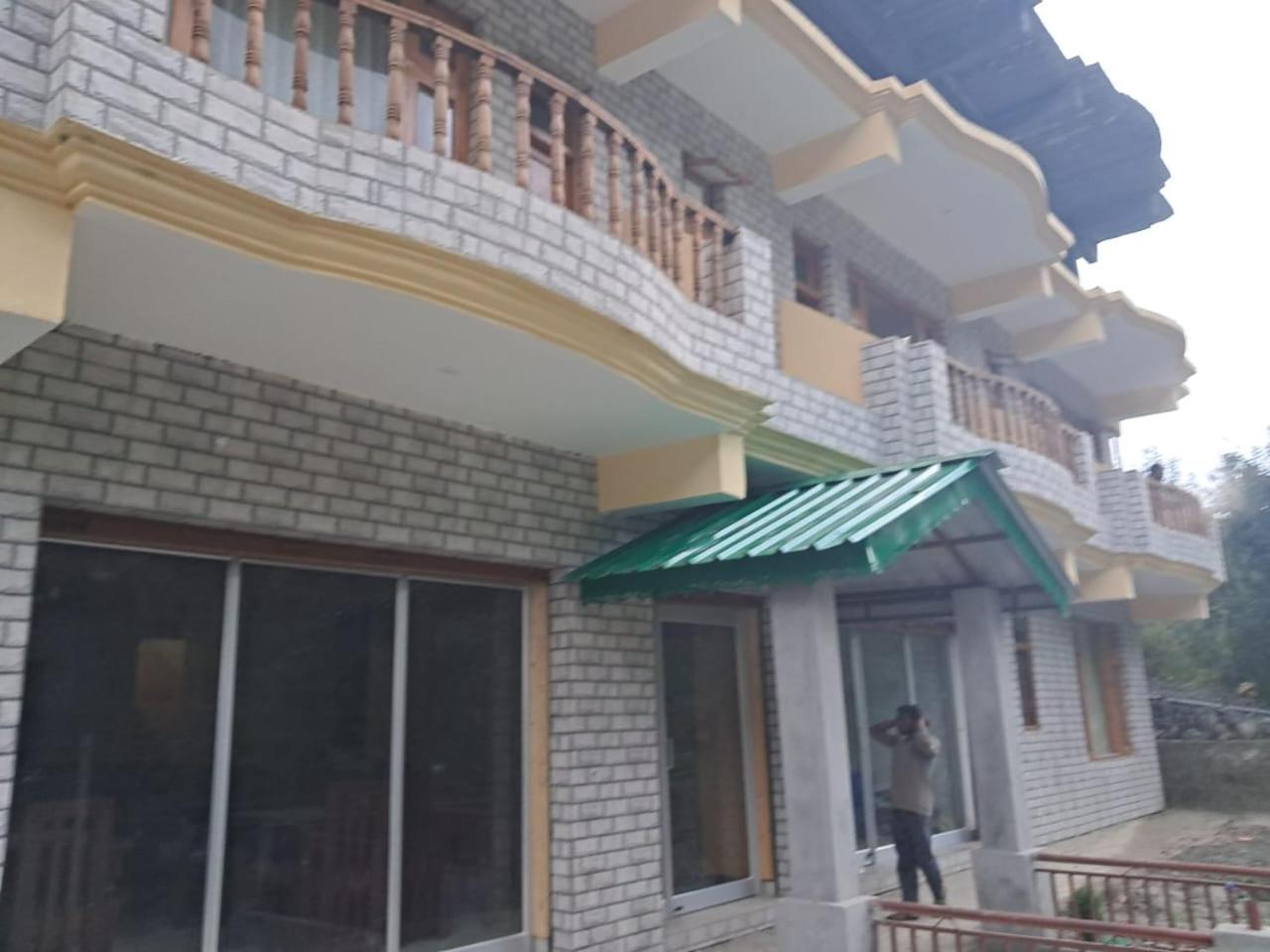 Hotel Royal Galaxy Tirthan Banjār Екстериор снимка