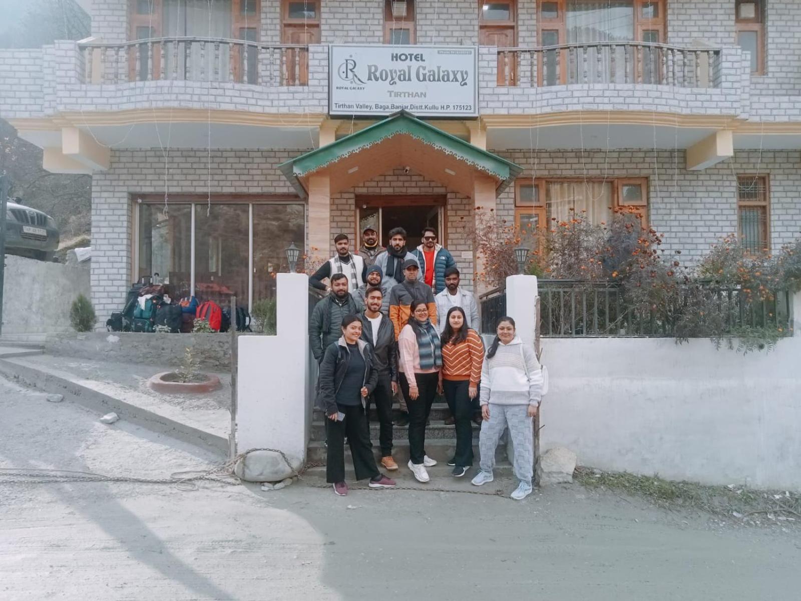 Hotel Royal Galaxy Tirthan Banjār Екстериор снимка